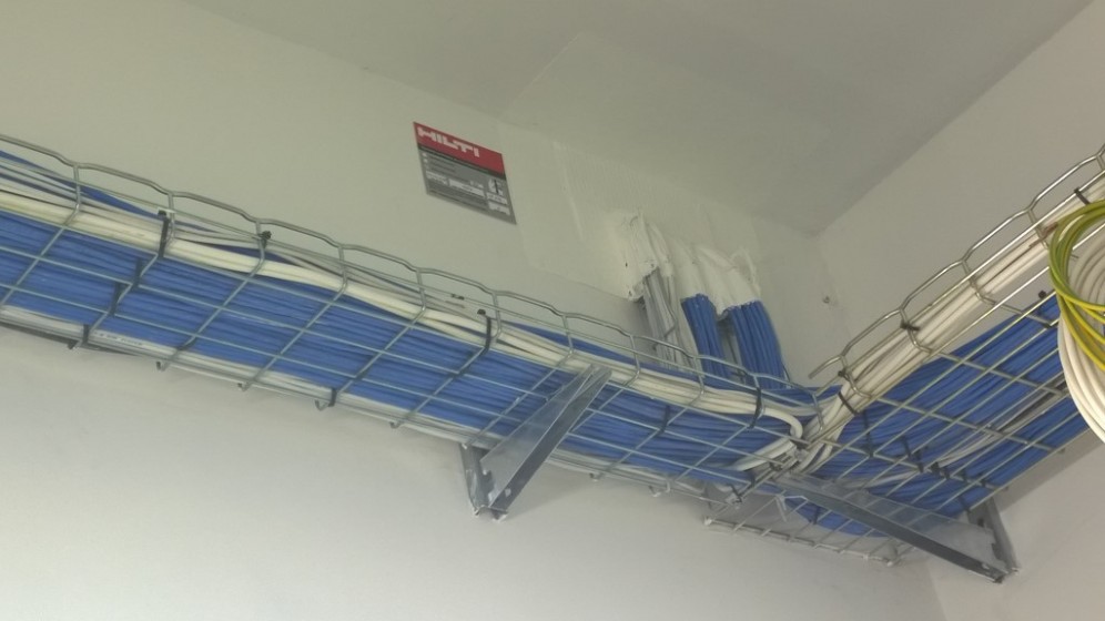 Trasy kablowe instalacji teletechnicznych pod stropem – Szpital Św. Wojciecha
