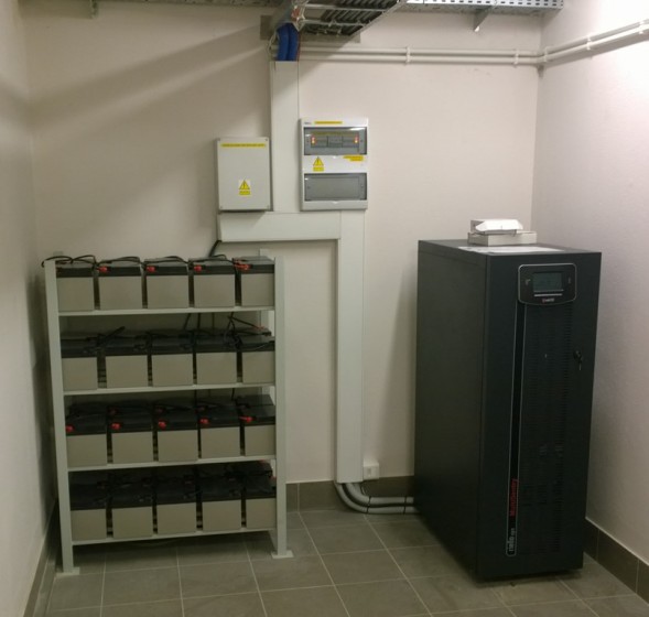Zasilacz UPS z zestawem akumulatorów w systemie zasilania gwarantowanego – Szpital Św. Wojciecha