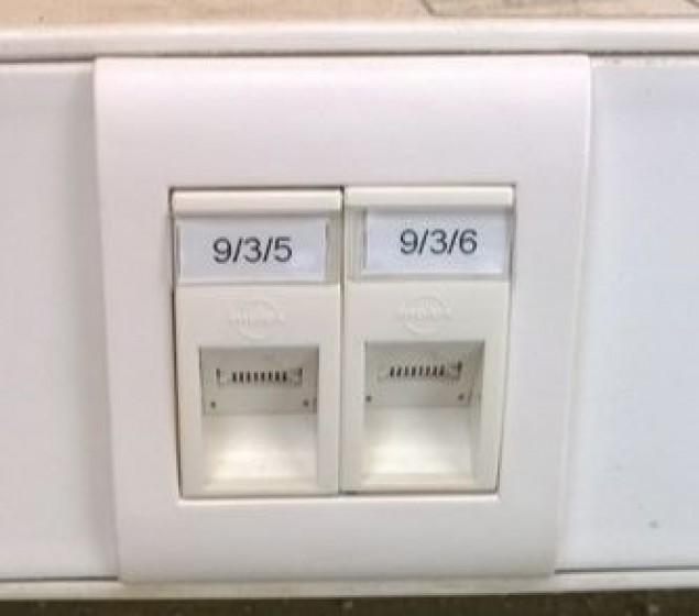 Opisane gniazda RJ45 w pokoju – Dom Studencki Jowita UAM
