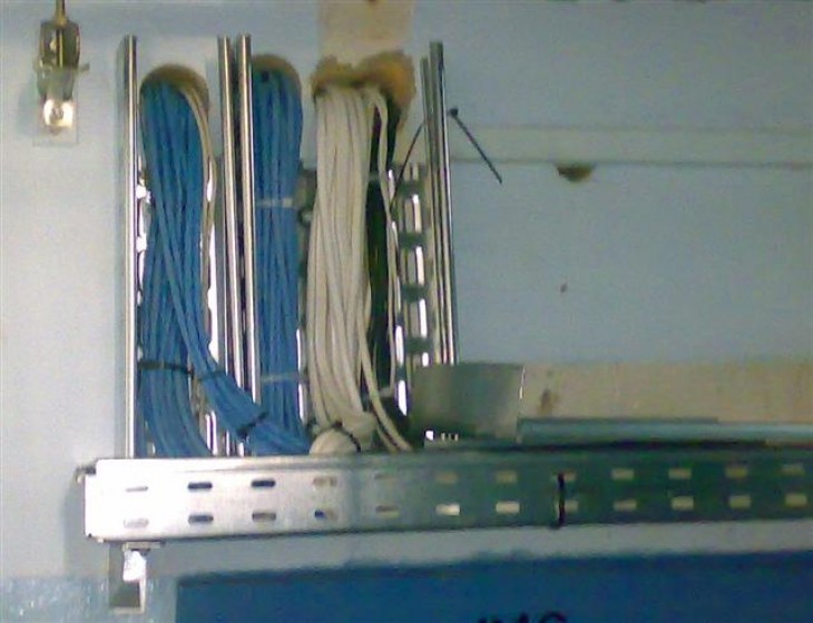Pionowe prowadzenie wiązek kabli FTP kat. 6 do punktu dystrybucyjnego – biurowiec ZCh Luboń