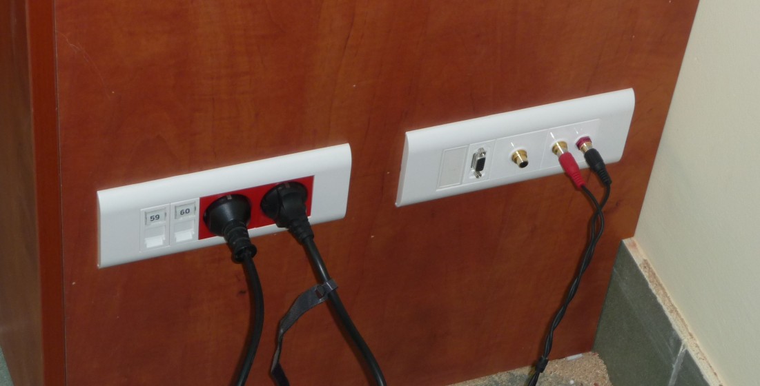 Gniazda RJ45 i zasilania z podłączonymi urządzeniami – ZIOŁOLEK